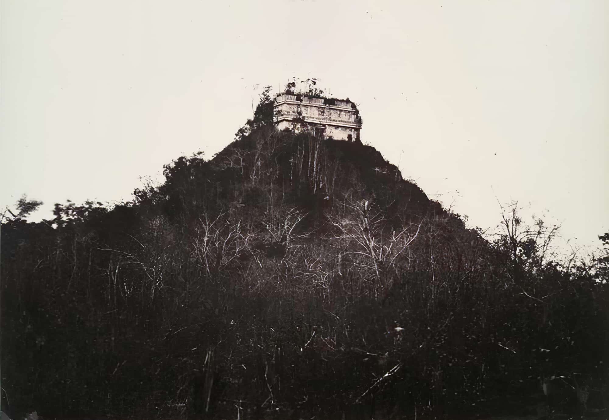 Kukulkán Pyramid, Chich'en Itza, Mexico, prior to the unearthing of its base. Source: stringfixer.com.